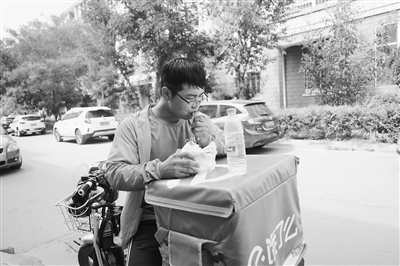李家波的午饭：一个白饼加一袋牛奶，还有一瓶矿泉水。