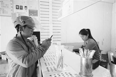     李家波正在等待商家出菜。