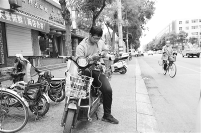     一有空闲时间，李家波就拿出手机背英语单词。