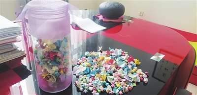 学生送的幸运星和千纸鹤被丁永红精心保存着。（丁永红供图）