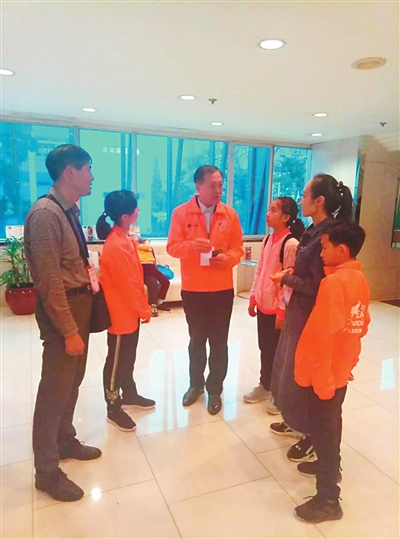 2018年在香港，宁夏的选手们与于明奇老人进行交流。  何玉玲    摄