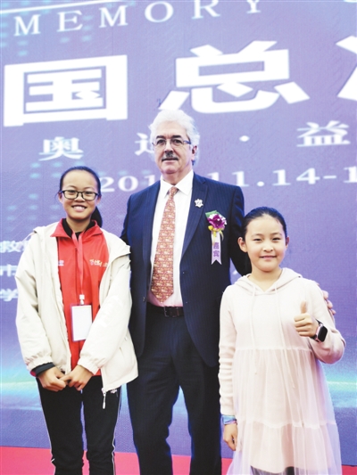     今年在重庆，多米尼克先生与宁夏的孩子们同台交流。 李景林    摄