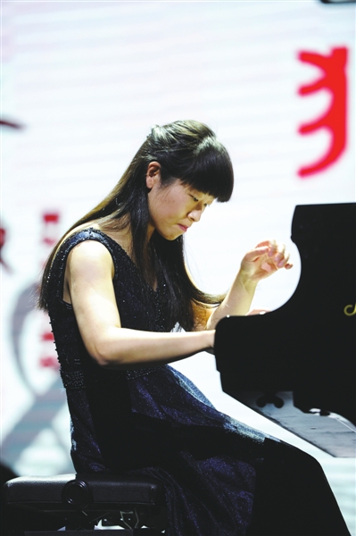 <p>　　蔡曦倾情演奏，赢得阵阵掌声。本报记者　　季正　　摄</p>
