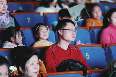 <p>　　专注的观众。本报记者　　季正　　　摄</p>