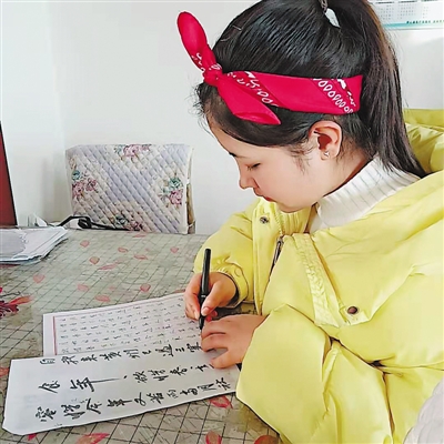 <p>　　马亚娟在练习书法。</p>