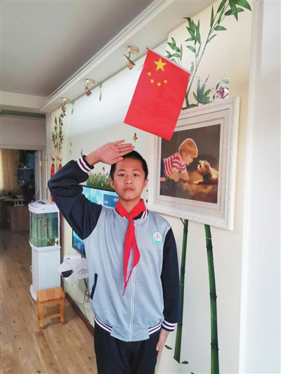 银川市中关村中学学生向国旗敬礼.李小娟 供图