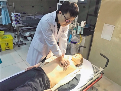 <p>　　张东在急诊科培训心肺复苏。</p>