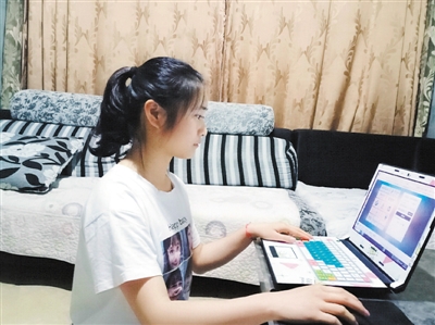 <p>　　李沁梅在四川雅安的家中关注就业信息。</p>