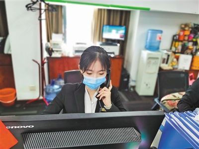 <p>　　王燕娜在杭州蝶来酒店忙碌着。　　　　（图片均由受访者提供）</p>