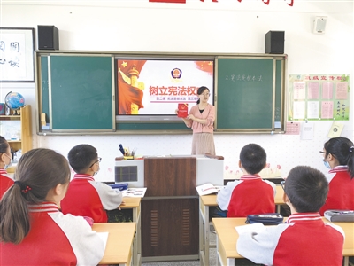 <p>　　王学茹向学生讲解《宪法》。</p>
