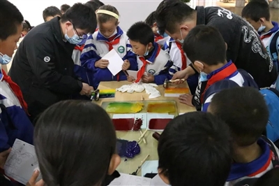 10月23日，由宁夏图书馆和西部美术馆共同主办的“绘未来——全区少年儿童美术作品展”在银川启动。来自兴庆区月牙湖小学的同学们在老师和志愿者的带领下，参观了宁夏博物馆、宁夏图书馆，现场体验了尤克里里、版画帆布包制作等，不仅开阔了眼界，也体会到阅读与创作的乐趣。吴彩华  祁晓瑜  摄影报道
