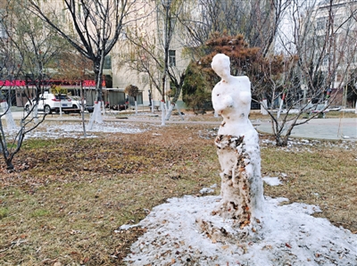 雪人版维纳斯雕塑。本报记者赵锐摄
