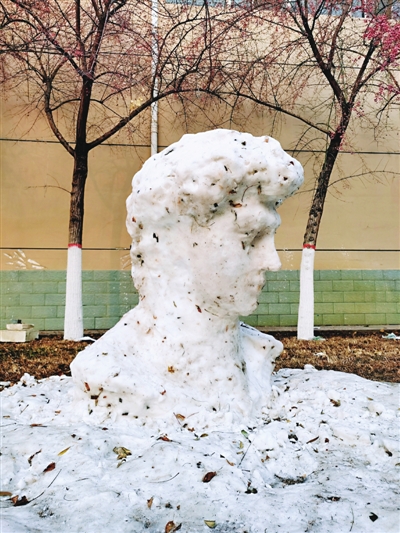     雪人版大卫雕塑。     本报记者  赵锐  摄