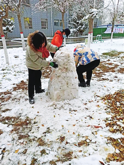 师生联手堆雪人。 受访者供图