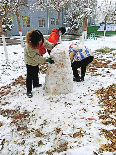     师生联手堆雪人。     受访者供图