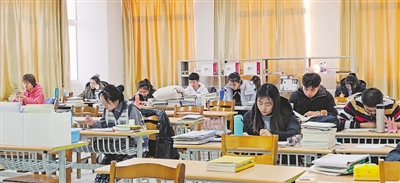 <p>中国矿业大学银川学院考研自习室内考生们抓紧时间复习。</p>