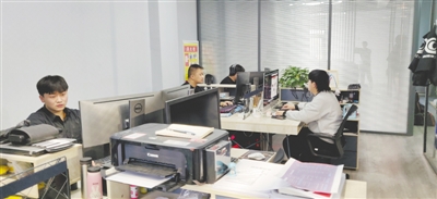 <p>　　陈亿（左）与同学们加班完成影视后期制作。</p>
