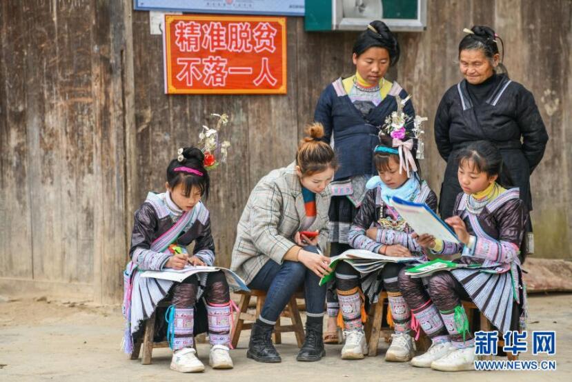 2月25日,贵州省从江县丙妹镇大歹小学教师蒙慧莲(左二)在家访.