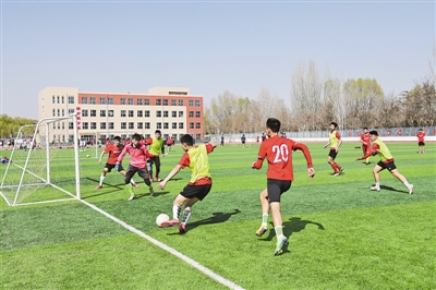 <p>边路突破，底线传中！吴忠高级中学拥有国家级示范性体育俱乐部与国家级足球学校的称号。</p>
