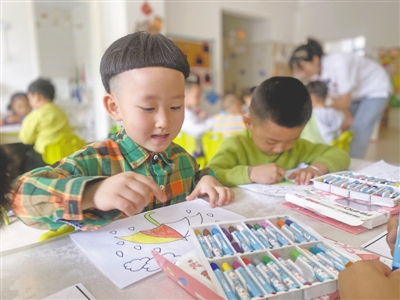 <p>　　徜徉在五彩世界中。</p>