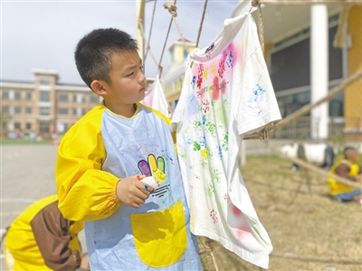 <p>　　T恤上的创意水彩画。</p>