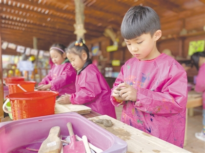 <p>　　学习泥塑制作。</p>