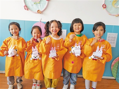<p>吴忠市红寺堡区第一幼儿园的孩子们展示自己折的纸兔。</p>