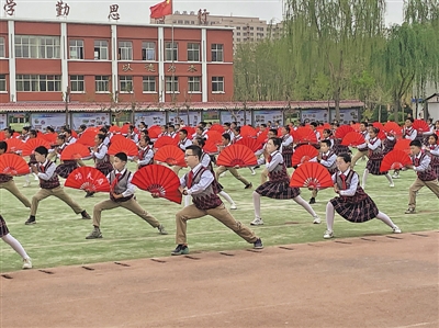 <p>吴忠市利通区第九小学学生在表演扇子舞。</p>