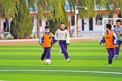 <p>中卫市第六小学学生开展足球活动。</p>