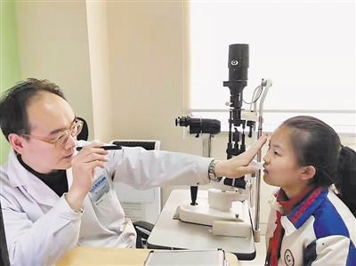 <p>银川爱尔眼科医院医生为学生做检查。</p>