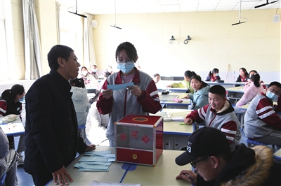     同学们抽题进行作答。本报记者  闵良  武晓瑜  摄