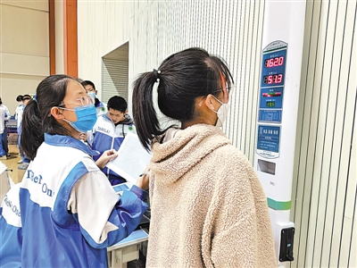 <p>　　学生在进行体质检测。</p>