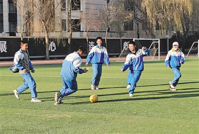 <p>　　学生在球场上自由驰骋。</p>