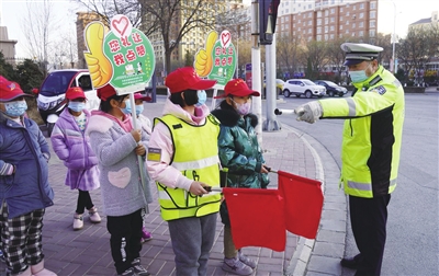 寒假“小交警”上岗了。高晓刚  陈浩楠   摄影报道