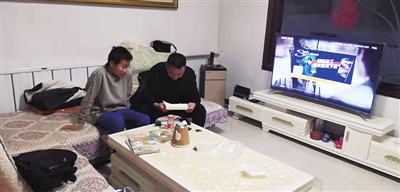     马保福每周都会去学生家中进行家访。