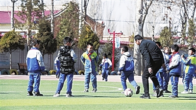 学生们在操场上活动。