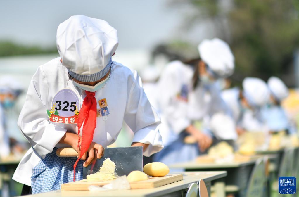 5月7日，西安市后宰门小学的学生参加切土豆丝比赛。