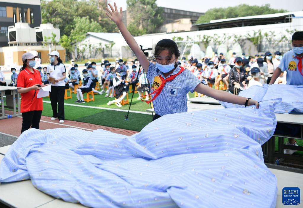 5月7日，西安市后宰门小学的学生参加套被罩比赛。