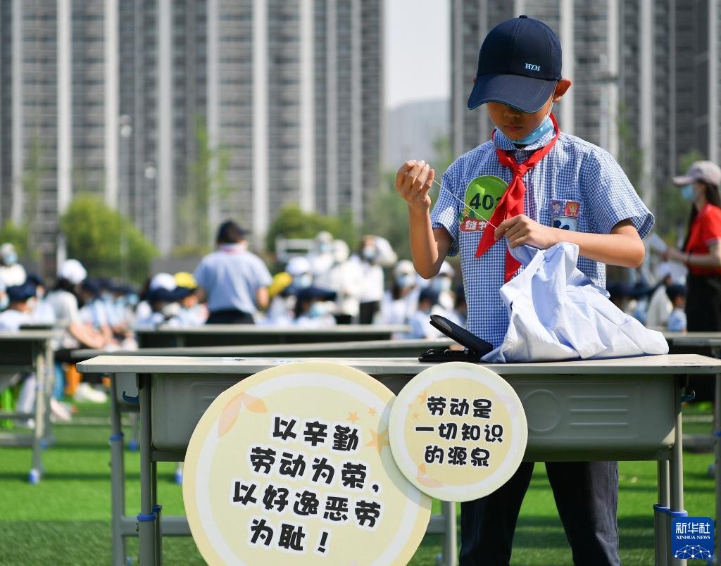 5月7日，西安市后宰门小学的学生参加缝扣子比赛。