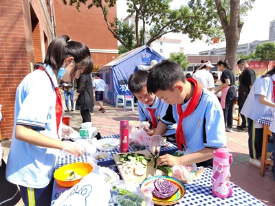 学生们做凉菜拼盘。陈勇 摄