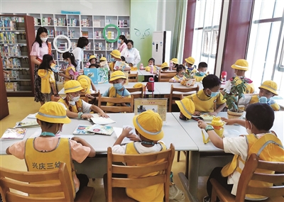 兴庆区三幼35名师生来了一场书香之旅