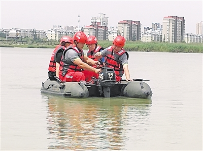 <p>　　银川市飞天救援队进行水上日常训练。</p>