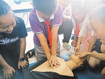 <p>　　银川市飞天救援队为学生进行防溺水知识心肺复苏辅导。</p>