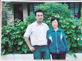 支教老师刘钟元（左）与陈等弟。受访者供图