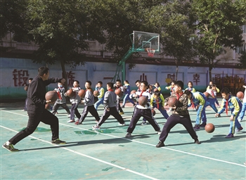 兴庆区第十九小学篮球队。兴庆区教育局供图