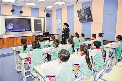 2022年9月5日，泾源县六盘山镇八一爱民学校，学生们通过多媒体教学设备进行在线互动课堂学习。（资料图片）
