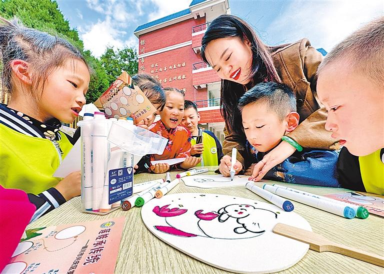 孩童承传统，家国共团圆