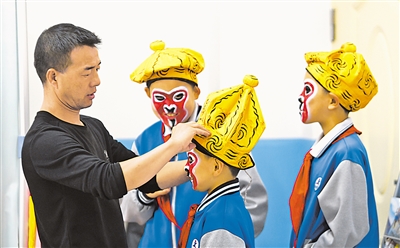 9月27日，学生们准备上台演出。当天，“情满中秋迎国庆·传统文化润童心”活动在银川市兴庆区第七小学举办，通过学生节目展演、非遗传承人技艺展示和学生主题作品展3个板块，让师生们感受中华优秀传统文化的魅力。
    本报见习记者 师越 李宏亮 摄