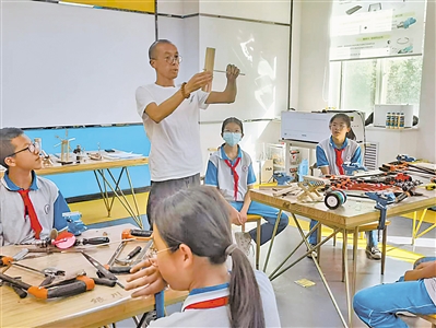     创新养成课上，教师给学生演示创意拼搭木工制作。
    本报记者 马越 摄