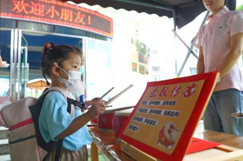逐步推行免费学前教育 降低育儿成本